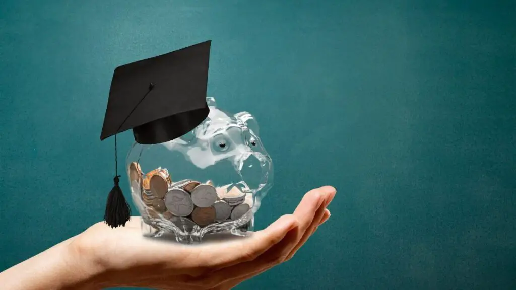 financial-literacy-scholarship-piggy-bank